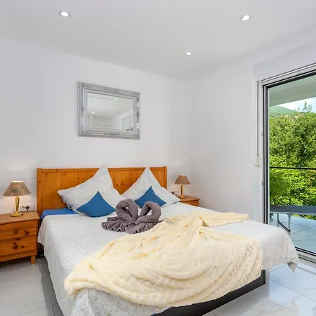 Semesterbostad White Pearl Diamond Opatija, Luxury Villa, Meerblick, Beheizter Pool Opatija