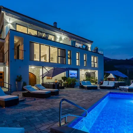 White Pearl Diamond, Mit Meerblick & Pool オパティヤ