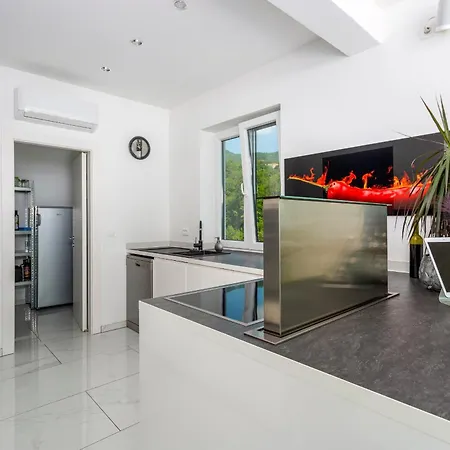 White Pearl Diamond Opatija, Luxury Villa, Meerblick, Beheizter Pool Semesterbostad