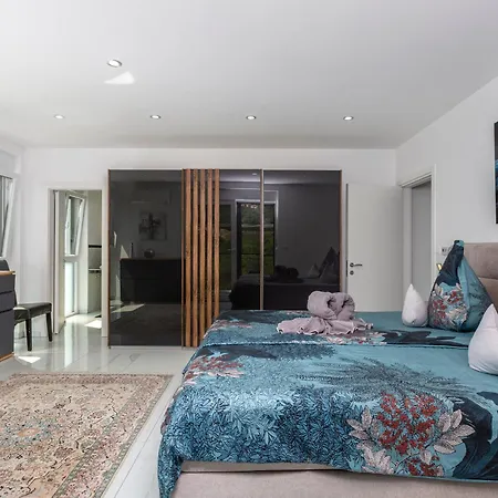 Semesterbostad White Pearl Diamond Opatija, Luxury Villa, Meerblick, Beheizter Pool *