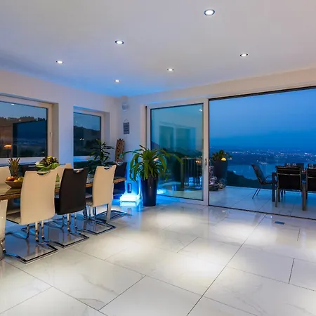 Case de vacanță White Pearl Diamond, Mit Meerblick & Pool