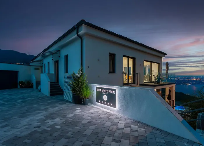 White Pearl Diamond Haus B, Opatija Mit Meerblick & Pool 別荘 オパティヤ