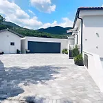 White Pearl Diamond Haus B, Mit Meerblick & Pool Опатия