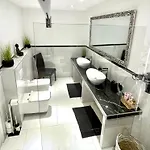 Prázdninový dům White Pearl Diamond-Opatija, Meerblick Und Pool *