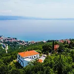 White Pearl Diamond Haus B, Mit Meerblick & Pool Дом отдыха *